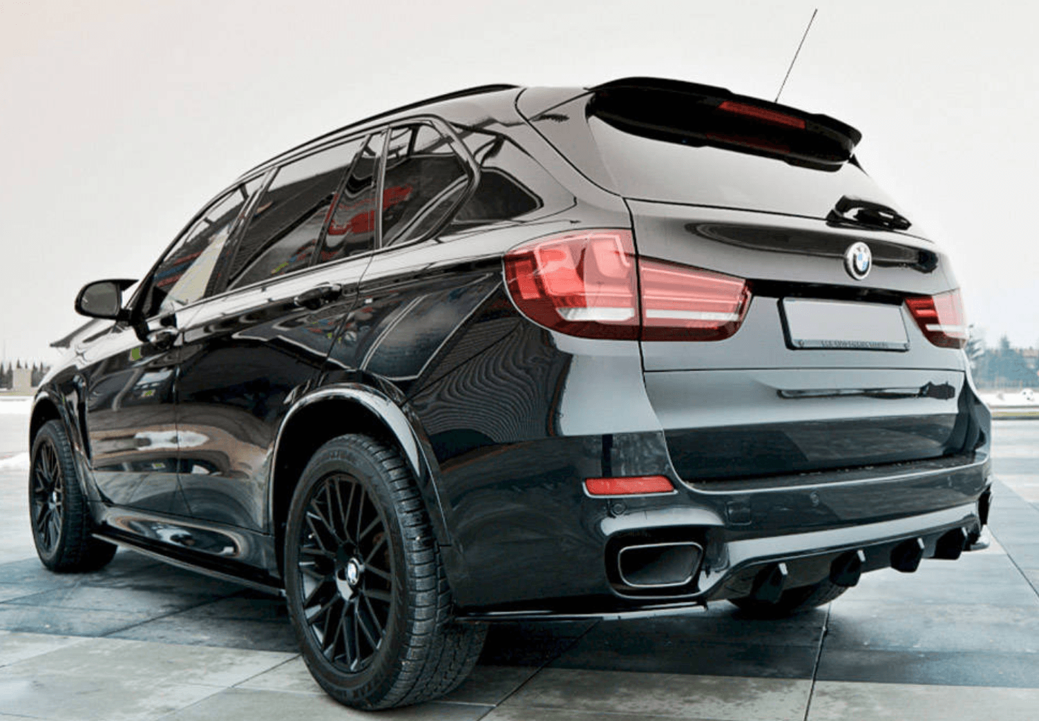Dokładka tylna Maxton BMW X5 F15 M50d (czarny połysk)-2